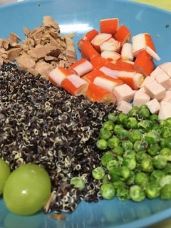 Una foto de Salteado de quinoa con atún, guisantes, pavo y cangrejo