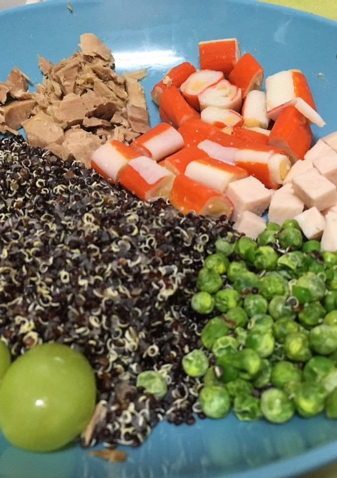 Una foto de Salteado de quinoa con atún, guisantes, pavo y cangrejo