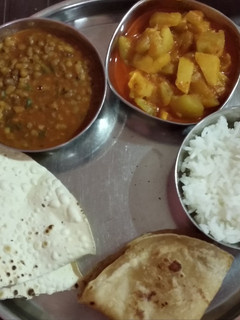 મગ-ભાત,ભાખરી અને દૂધી નું શાક રેસીપી મુખ્ય ફોટો