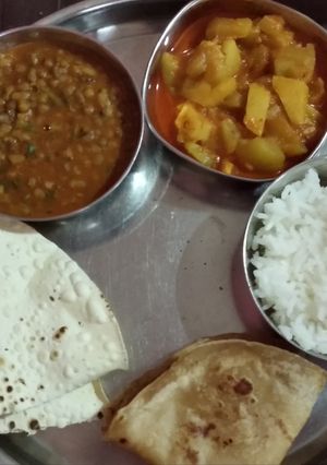 મગ-ભાત,ભાખરી અને દૂધી નું શાક રેસીપી મુખ્ય ફોટો