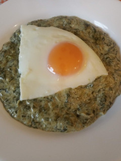 Una foto de Puré de espinaca con huevo frito o a la plancha