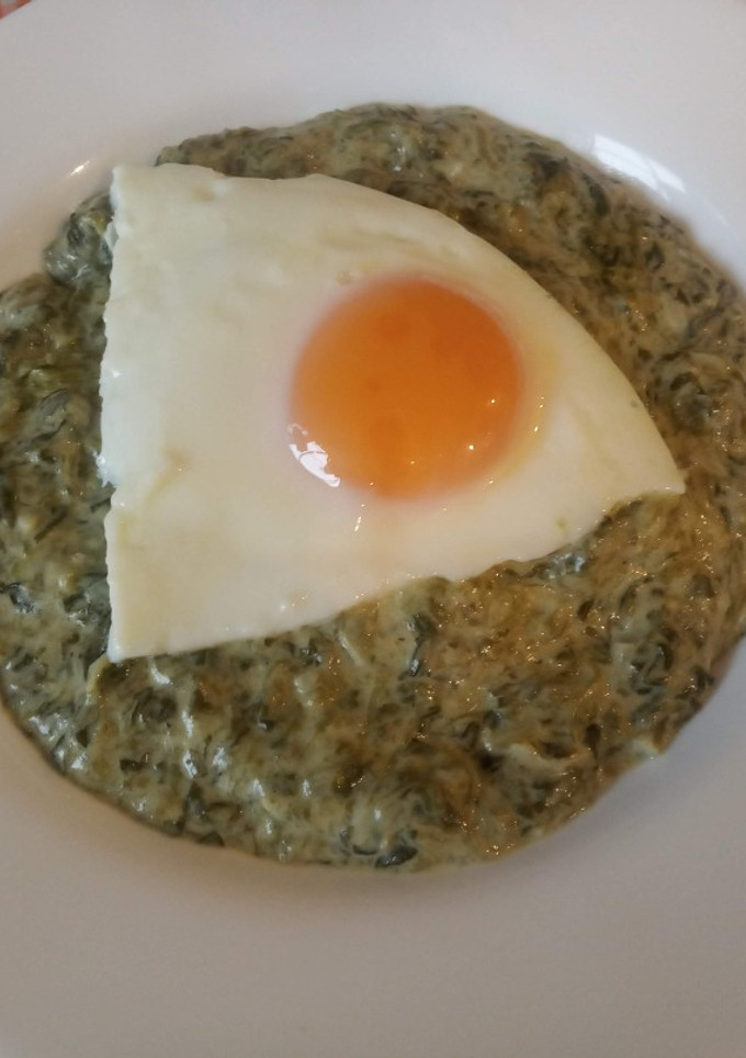 Una foto de Puré de espinaca con huevo frito o a la plancha