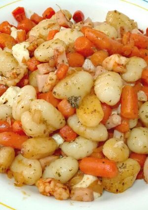 Una foto de Ñoquis salteados con gambas al pilpil
