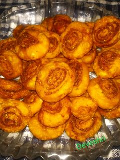 बाकरवडी (bakarvadi recipe in marathi) रेसिपी चे मुख्य फोटो