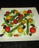 Ensalada de verano con tomatitos cherry, queso de cabra y espárragos