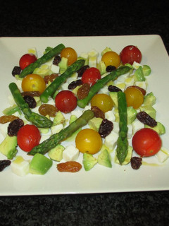 Una foto de Ensalada de verano con tomatitos cherry, queso de cabra y espárragos