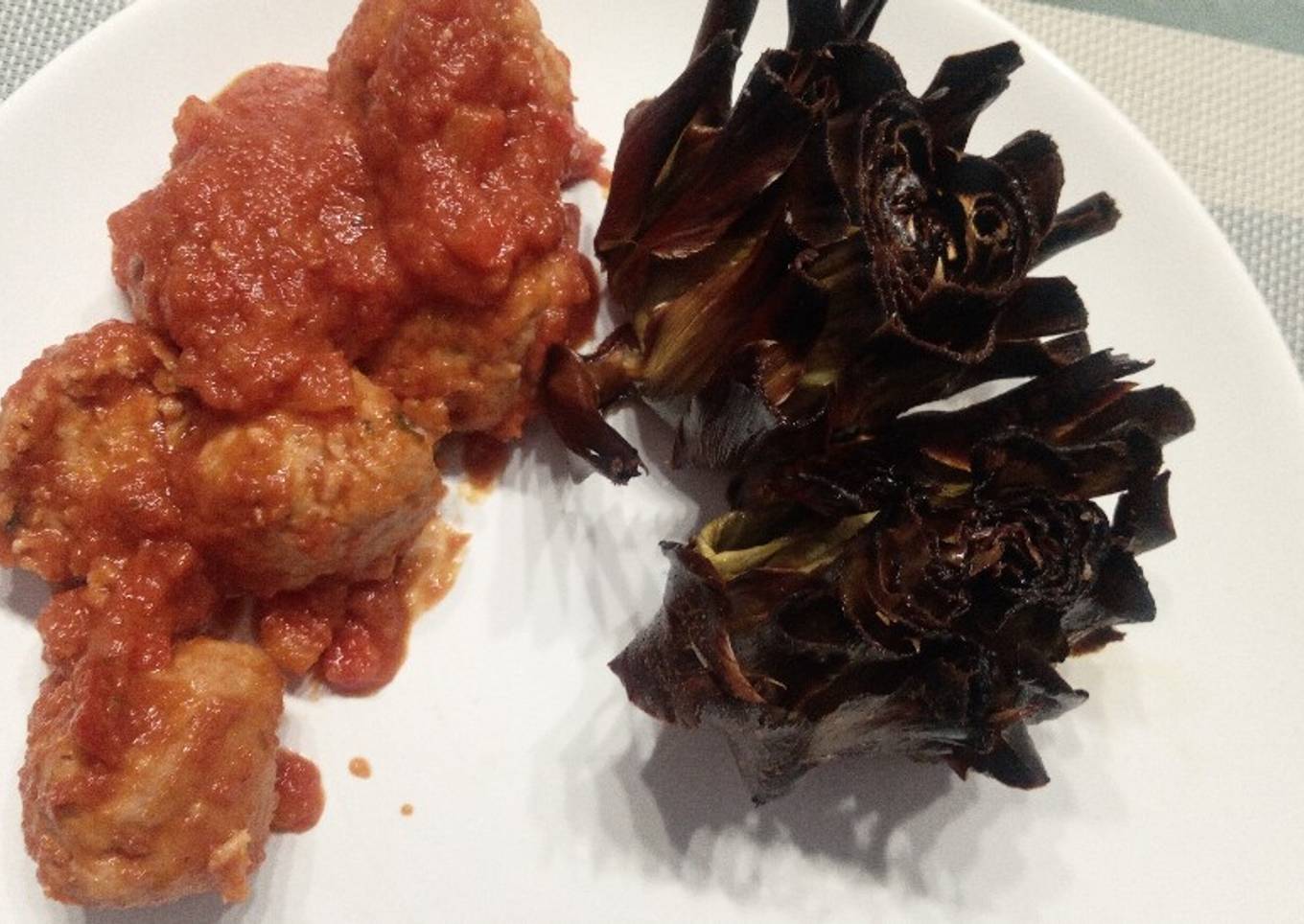 Albóndigas mixtas de pavo y pollo con alcachofas al horno