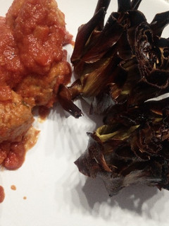 Una foto de Albóndigas mixtas de pavo y pollo con alcachofas al horno