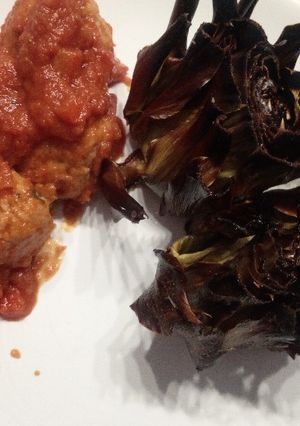Una foto de Albóndigas mixtas de pavo y pollo con alcachofas al horno