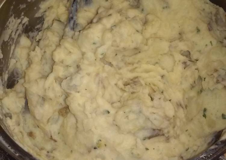 Steps to Make Perfect Garlic n Parsley Creamy Potatoes