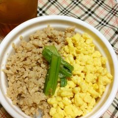 A picture of Chicken Soboro Rice Bowl.