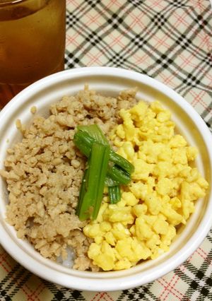 A picture of Chicken Soboro Rice Bowl.