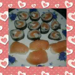 Una foto de Sushi de salmón y queso crema