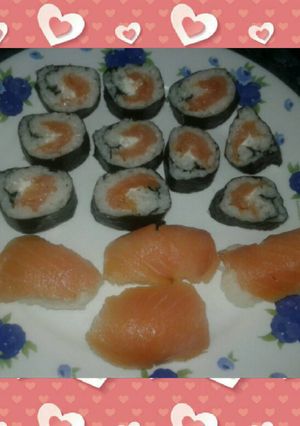 Una foto de Sushi de salmón y queso crema