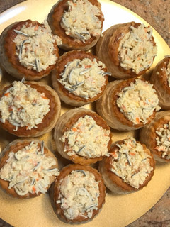 Una foto de Vol au vent rellenos de cóctel de mariscos