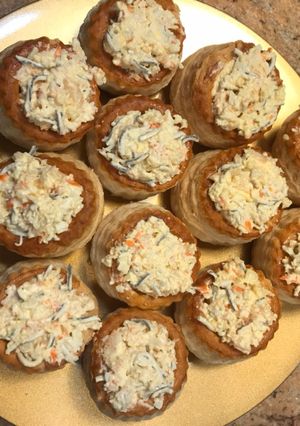 Una foto de Vol au vent rellenos de cóctel de mariscos