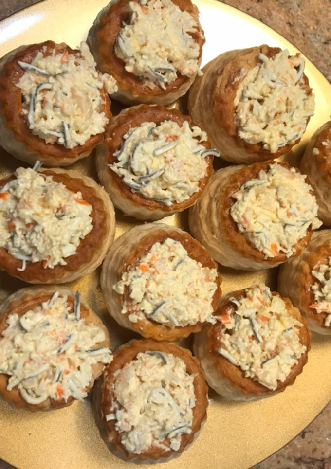 Una foto de Vol au vent rellenos de cóctel de mariscos