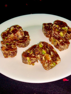 பேரிச்சம்பழம் பர்ஃபி (Peritchampazham burfi recipe in tamil) செய்முறை முக்கிய புகைப்படம்
