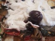 Una foto di formaggio stracciatella