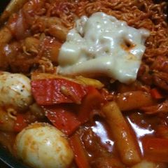 Korean Cooking: Ra-kbokki (Tteokbokki with Ramen) A picture of Korean Cooking: Ra-kbokki (Tteokbokki with Ramen).