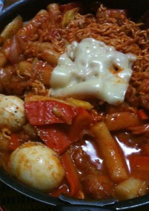 A picture of Korean Cooking: Ra-kbokki (Tteokbokki with Ramen).