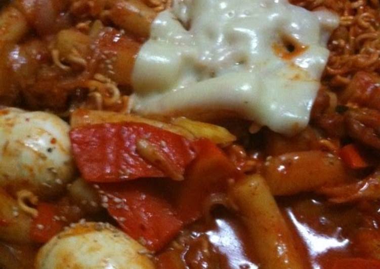 Korean Cooking: Ra-kbokki (Tteokbokki with Ramen) Korean Cooking: Ra-kbokki (Tteokbokki with Ramen)