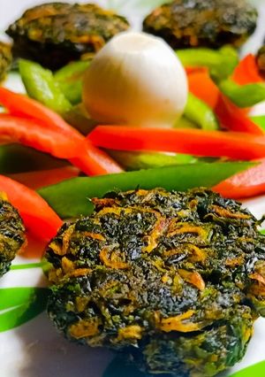शेवग्याच्या पानांचे कटलेट (shevgyachya panache cutlet recipe in marathi) रेसिपी चे मुख्य फोटो 
