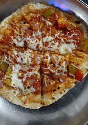 રોટી પીઝા (Roti Pizza Recipe In Gujarati) રેસીપી મુખ્ય ફોટો