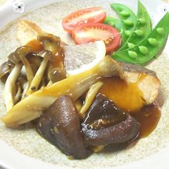 A picture of Salmon Meunière with Mushroom and Lemon Soy Sauce Dressing.