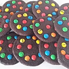A picture of M&M chocolate shortbread cookies..