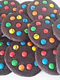 A picture of M&M chocolate shortbread cookies..