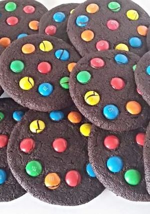 A picture of M&M chocolate shortbread cookies..