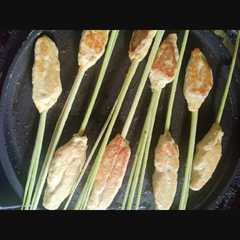 A picture of Sate ayam giling.