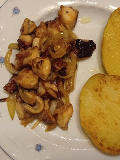 Una foto de Pulpo encebollado con patatas