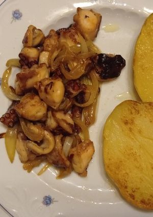 Una foto de Pulpo encebollado con patatas