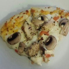 A picture of Chicken Alfredo Pizza.