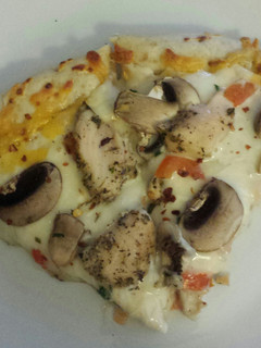 A picture of Chicken Alfredo Pizza.