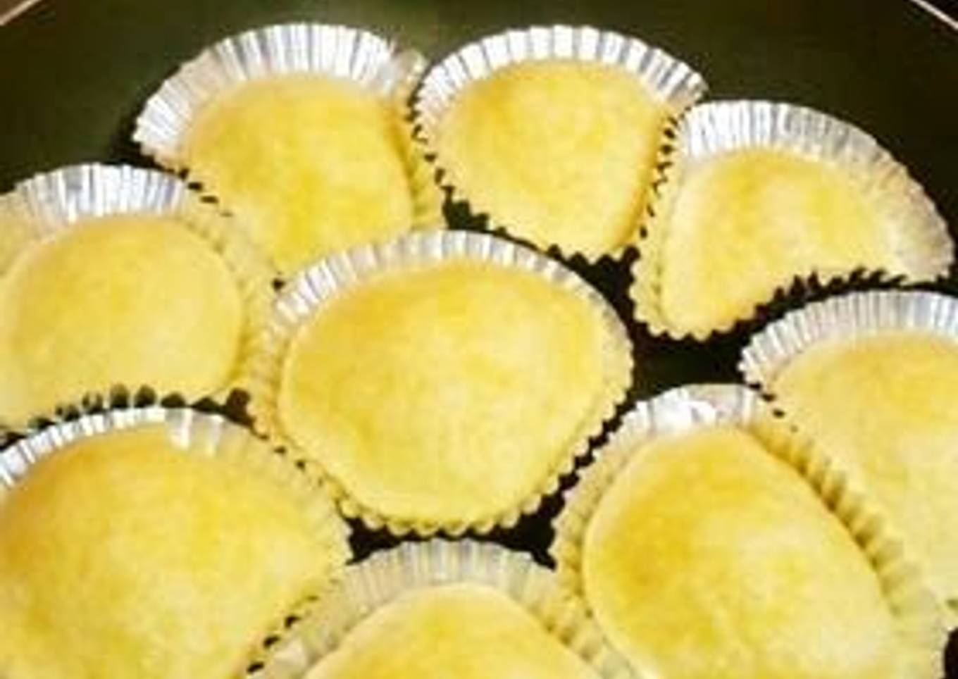 Mix steamed bread with cheese and pancakes in a pan