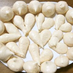A picture of French Meringues.