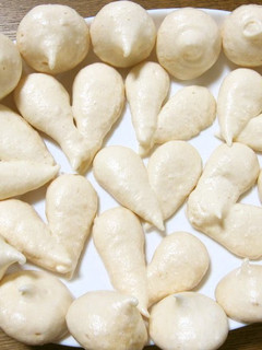 A picture of French Meringues.