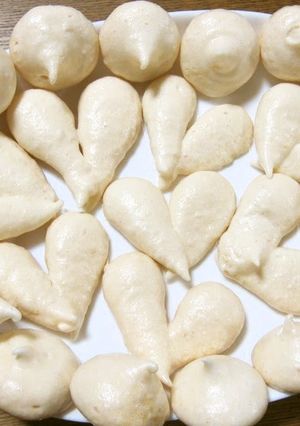A picture of French Meringues.