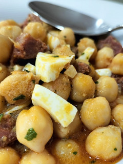 Una foto de Potaje de garbanzos con chorizo y huevo