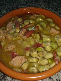 Una foto de Habitas con jamón y criollo