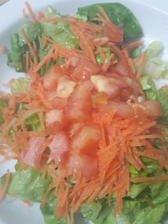 Una foto de Ensalada de lechuga tomate zanahoria y milanesa de pollo