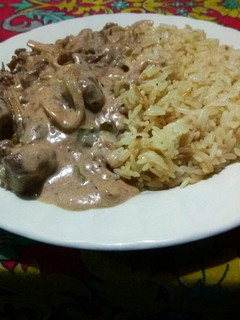 Una foto de Carne salteada con "crema" de verdeo