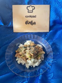 Kínai csirke pak choi-jal, fűszeres rizzsel recept fotója