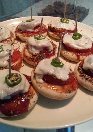 A picture of Mini Pizzas (super easy).