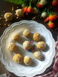 मकई के आटे और तिल के लड्डू (Makai ke aate aur til ke laddu recipe in hindi) रेसिपी मुख्य फोटो