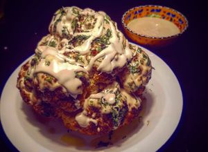 Una foto de Coliflor entera asada con salsa Tahini