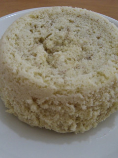 A picture of Baby Solid Food Banana Steamed Bread in a Microwave.